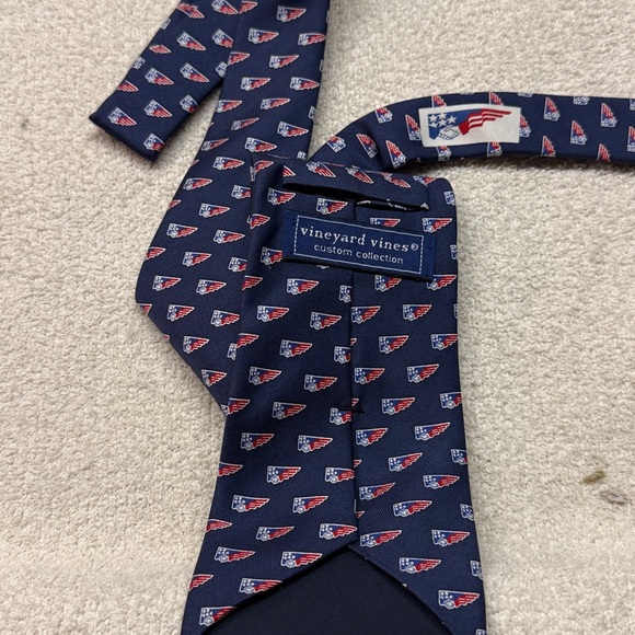 Vineyard Vines Other - Vineyard Vines Tied To A Cause Men's tie
